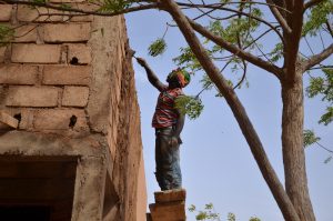 Burkinabé procédant à la rénovation de l'école