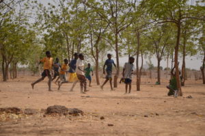 Jeunes burkinabés jouant au foot